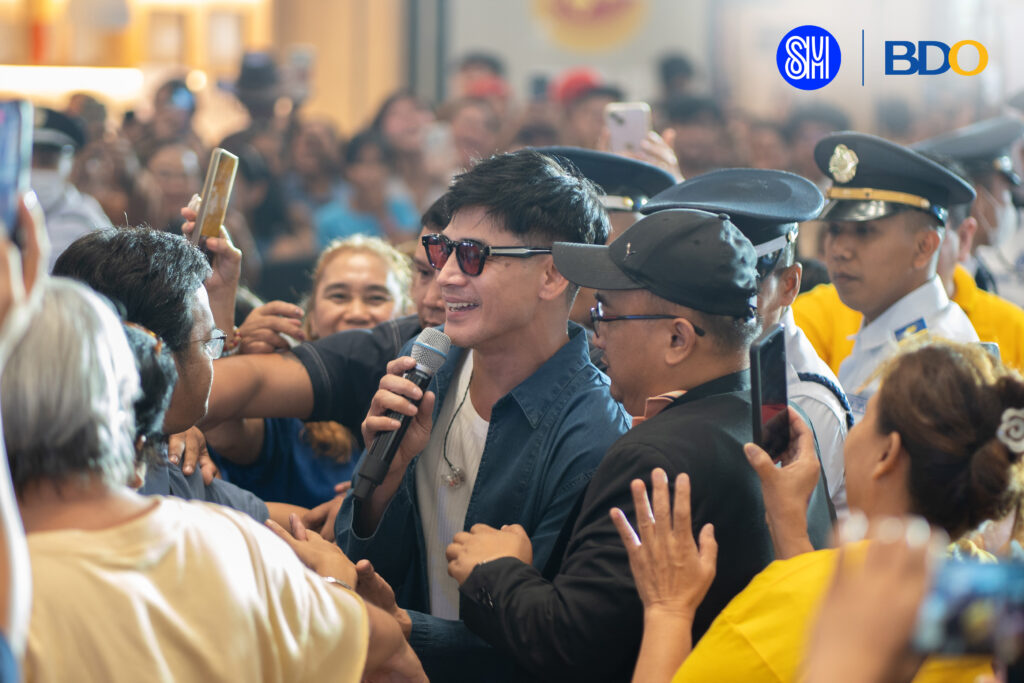 Award-winning actor and BDO Remit brand ambassador Piolo Pascual mingles with overseas Filipino families during the formal launch of Kabayan Tuesday at SM City Caloocan last June 4.