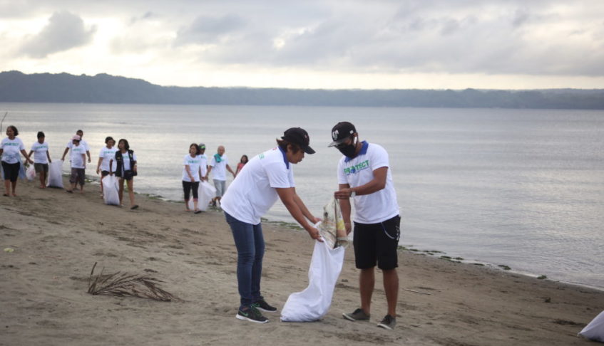 Pioneer hosts beach clean-up event in Iloilo City