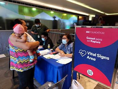 Patients lined up to have their vital signs checked by volunteer nurses during the recent SM Foundation medical and dental mission at SM City Marilao. Among the free services provided during the event are medical and dental checkups and procedures, basic laboratory examinations and services, as well as free medicines and health supplements.