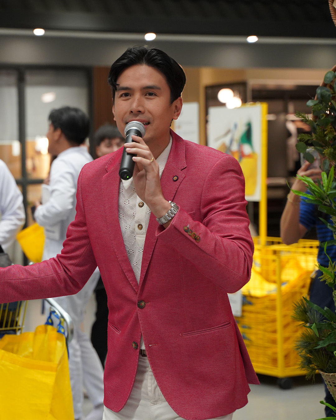 IKEA Pasay City opens its homes for the Filipino Christmas tradition of Carolling